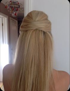 Straight Bridesmaids Hairstyles, Blonde Hair Inspo Straight, Bridesmaid Hair For Straight Hair, Graduation Hairstyles Straight Hair, Straight Hair Looks For Prom, Straight Hairstyles Blonde, Bride Hairstyles Straight Hair, Straight Bridesmaid Hair, Prom Straight Hair