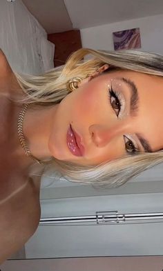 Beach Festival Makeup, Maquillage On Fleek, Sweatshirt Shorts, Concert Makeup, Rave Makeup, Color Sweatshirt, Beautiful Eye Makeup, Makijaż Smokey Eye