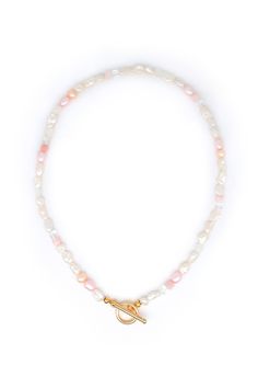 Necklace in beautiful pastel tones consisting of various genuine and high-quality pearls with a toggle clasp made of gold-plated 925 silver. MATERIAL Clasp: 925 silver 24K gold plated Pearls: - Freshwater pearls Keshi white - Freshwater pearls pink and peach - Moonstone white faceted - Andean opal pink faceted - Rock crystal Size Length of the necklace with clasp: approx. 39 cm Pink Necklace, Peach Moonstone, White Freshwater Pearl, Real Pearls, Pink Peach, Rock Crystal, Silver Material, Toggle Clasp, Fresh Water