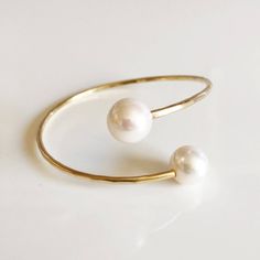 Cuff LEIA - white Edison pearls cuff - pearls cuff bangle - white pearls cuff ( B355) Elegant White Round Cuff Bracelet, Elegant White Pearl Bangle, Leather Necklace Diy, Pearl Cuff Bracelet, Pearl Cuff, Edison Pearls, Pearl Bangle, Necklace Diy, Pearl Design