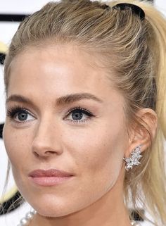 Sienna Miller Style, Bad Makeup, Sienna Miller, Woman Portrait, Elegant Nails, Light Summer, Bad Hair, Makeup Trends, Chic Outfits