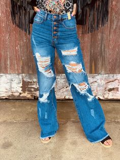 Southern Belle Outfit, Fall Trousers, Western Inspired Outfits, Bell Bottom Jeans Outfit, Cute Western Outfits, Western Girl Outfits, Country Fits, Angel Makeup, Ripped Jeans Style