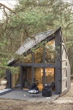 an image of a small cabin in the woods with text that reads, 45 genius ideas for your tiny house project