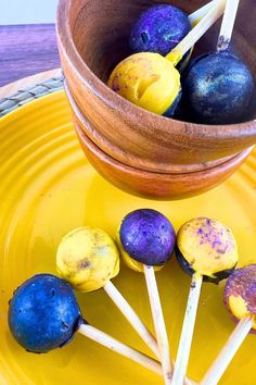 How To Make Chocolate Eclipse Suckers - these chocolate suckers are fun galaxy lollipops for a solar eclipse party, lunar eclipse themed party, galaxy theme or space birthday party #solareclipse #eclipseparty #candyrecipe #suckers #galaxy #space Stem Crafts For Kids, Bark Recipes Easy, Party Menu Ideas