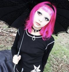 Pink Goth Makeup Ideas, Pink Hair Alt, Pink Hair Goth, Pink Hair Grunge, Pastel Goth Hair, Alternative Girl, Hot Pink Hair, Gothic Girl