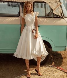 Couture Dior, Knee Length Wedding Dress, Backless Evening Dress, Tea Length Wedding Dress, Tea Length Dresses, Short Wedding Dress, White Sleeveless, Knee Length Dresses, Looks Vintage