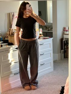 Pajamas Ideas Outfit, Super Basic Outfits, Period Comfy Outfits, Loose Comfy Pants, Lazy Day Outfits For School Summer, Soft Comfy Outfits, Simple Comfortable Outfits, Cozy Movie Theater Outfit, Comfy Fall Outfits Sweatpants