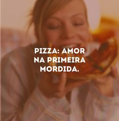 a woman biting into a piece of pizza with the caption's in spanish