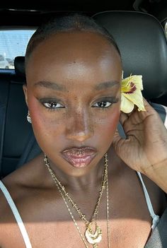 Freckles Makeup Black Women, Gelled Eyebrows, Summer Makeup Black Women, Dark Skin Makeup Looks, Makeup On Black Women, Natural Makeup Black Women, Make Up Looks Black Women, Makeup Black Woman, Beach Makeup Look