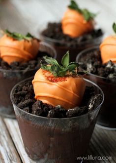 an image of some food in pots on a table with the words puddinging cups above it