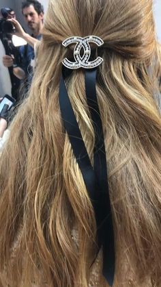 Chanel Brooch, Bright Lips, Beach Beauty, Chanel Fashion, High Society, 가을 패션, French Girl, Beach Hair, Headband Hairstyles