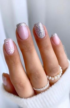 50+ Best Festive Christmas Nails : Snowflake & Silver French Tip Nails Classy Christmas Nails, Silver Nail Designs, Christmas Nails Easy, Christmas Gel Nails, Classy Christmas, Snowflake Nails, Nails 2021, Christmas Nails Acrylic, Festival Nails