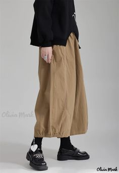 OliviaMark - Hochtaillierte Hose mit weitem Bein und Farbblockmuster: Eine stilvolle Mischung aus Schatten und Kurven von Kuan Shan Premium Colors, Linen Style, Color Khaki, Olivia Mark, Exquisite Design, Chinese Style, Bold Colors, Contrasting Colors, Wide Leg Pants