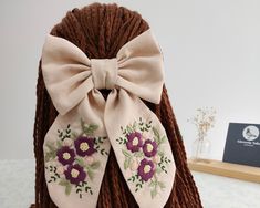 Handmade bordeaux flowers pattern embroidery linen hair bow🌸😊 Perfect gift for your wife, girlfriend, daughter, granddaughter or friends who loves handmade hair bows💌 Hair Bow Details: ◾Hair bow is made of linen fabric. ◾Fabric color is cream. ◾Durable metal clips are used in our bows. ◾You can contact us to customize💭our products. ◾All of pouchs, bags and bows are produced in a non-smoking🚭 clean air environment and eco friendly🌎 📏 About size: ◾Bow 12x8 cm/4,7x3,1 inç ◾ Bow lenght 16 cm/6,2 inç (Handmade, dimensions are for reference only.) ✈️✈️ About Shipping✈️✈️ ◾Worldwide expres shipping (UPS Cargo) 2 or 3 days. ◾I ship your order 1 or 2 business days after the payment is received. 🔶 America: Standart Cargo (7-8 business days), Express Cargo (2- 4 business days) 🔶 Canada: Econ Embroidery Hair Clips, Hair Accessories Kids, Embroidery Hair, Bow Embroidery, Kids Hair Bows, Flower Hair Bows, Bows Hair, Handmade Hair Bows, Pattern Embroidery