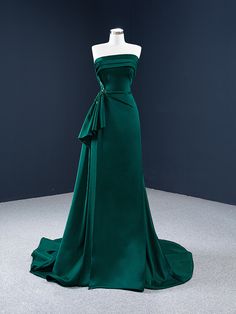 Green Satin Prom Dress, Military Dresses, Dark Green Dress, Strapless Prom Dresses, 파티 드레스, Satin Evening Dresses, Aesthetic Background, Pretty Prom Dresses, Satin Prom Dress