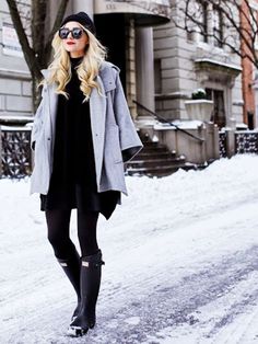 The+12+Bloggers+With+the+Best+Cold-Weather+Style+via+@WhoWhatWearUK Denim Shirt Outfits, Winter Mode Outfits, Look Winter, Winter Coat Outfits, Winter Outfits Cold, Snow Outfit, Cold Weather Fashion, Cold Weather Outfits