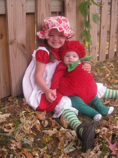 Strawberry Scrapbook, Strawberry Halloween, Sister Halloween Costumes, Family Themed Halloween Costumes, Strawberry Shortcake Costume, Sibling Halloween Costumes, Strawberry Costume, Newborn Halloween Costumes, Themed Halloween Costumes