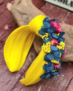 Discover the unique elegance of our Spring Knot Headband, the perfect accessory to complement your look as a guest at weddings, baptisms and special events. PRODUCTION, QUALITY AND MATERIALS Handcrafted with premium quality sinamya abaca silk fabric. This accessory is adorned with preserved natural flowers, highlighting its uniqueness and distinctive style. It stands out for its contrasting yellow base and the exquisite decoration of hydrangeas and helichrysums in powerful tones. This play of co Sinamay Fabric, Tulle Veils, Turban Style, Turban Headbands, Fascinator Hats, Diy Hair Accessories, Blue Decor, Turbans, How To Preserve Flowers