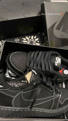 All Black Shoes Aesthetic, Jordan Shoes Men, Travis Scott Shoes, Women Nike Shoes, Shoes Air Max, Shoes Streetwear, Pretty Sneakers, Dr Shoes, Trendy Shoes Sneakers