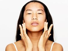 A Skin Expert Tells Us How To Beat Dry Skin On Your Face | Byrdie UK Brightening Cleanser, Beauty Hacks Skincare, Glowing Skin Mask, Skin Care Masks, Acne Cleansers, Cream For Dry Skin, Skin Remedies, Skin Care Routine Steps, Skin Cleanser Products