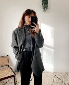 Business Casual Blundstone, Crewneck Work Outfit, Professional Lesbian Outfits, Masc Christmas Party Outfits, Masculine Looks For Women, Business Casual Lesbian Work Outfits, Masculine Female Outfits Casual, Masculine Outfits For Women Formal, Gender Neutral Professional Attire