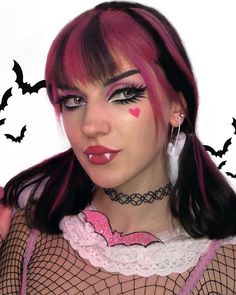 Monster High Makeup Looks Draculaura, Draculaura Costume Makeup, Draculaura Cosplay Makeup, Draculaura Makeup Simple, Draculaura Costume Diy, Draculaura Inspired Makeup, Monster High Draculaura Makeup, Halloween Costume Pink Hair, Draculaura Hairstyle