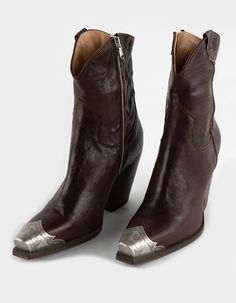 Free People Brayden Western Boots. Gorgeous Italian-Crafted Leather Boots Featured In A Western-Inspired Style With An Etched Metal Toe, Slim Sit And Stacked Heel. Side Zipper Closure. Cushioned Insole. Curved Top. 7" Shaft. 9.84" Ankle Circumference. 3.5" Heel. 11.02" Top Circumference. Leather. Imported. Size Info:this Style Runs Small. If Between Sizes, Free People Suggests Sizing Up. Brown Cowgirl Boots, Brown Western Boots, Flannel Sweatshirt, Lug Sole Boots, Western Boots Women, Slipper Shoes, Sweaters And Jeans, Stacked Heel, Skate Shoes