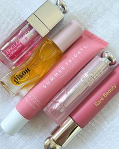 Makeup Bag Essentials, Sephora Skin Care, Gloss Labial, Makeup Needs, Lip Glosses, Makeup Items, Makeup Essentials, Lip Oil, Aesthetic Makeup