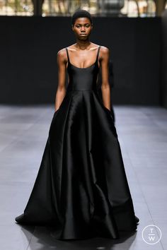 Summer 2023 Runway, Valentino Ready To Wear, Ready To Wear Fashion Show, Lil Black Dress, Ready To Wear Fashion, Luxurious Dresses, Show Collection, Spring Summer 2023, Arab Fashion