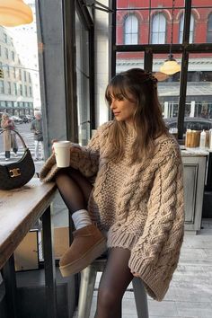 How to style your Uggs for winter. Check out these cute, cozy and stylish ugg outfits. Cute casual outfit ideas for winter. Women Fall Dress, Fall Styling Outfits, Warm Fall Aesthetic Outfits, Fall Insta Outfits, Woman Autumn Outfits, Cozy And Cute Outfits, Fall Style Inspo Aesthetic, Cute Fall Picture Outfits, Fall And Winter Outfits Casual