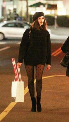 Baret Outfit, Olivia Culpo Style, Dorothy Dandridge, Polka Dot Tights, Chic Sweater, Sweater Outfit, Paris Outfits, Ideas Outfit, Looks Street Style