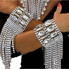 Wedding Jewelry, Perfect For Brides/Bridesmaid -Elegant And Glamorous -The Rhinestone Detail Adds A Touch Of Luxury To Any Outfit -The Long Fringed Hand Bracelet Can Be Worn As A Wristband Or Over The Hand For A Unique Look Diamond Belt, Needle Earrings, Fabric Bracelets, Men Fashion Show, Tassel Bracelet, Hand Bracelet, Styl Boho, Hand Chain, Layered Bracelets