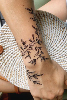 Wraparound Flowers Tattoo 
#WraparoundTattoo #InkInspiration #TattooArtistry #BodyArt #InkedLife #TattooIdeas #TattooTrends #CreativeInk #ArtisticTattoos #TattooLove #DesignInk Tato Lengan Bawah, Arm Wrap Tattoo, Tato Paha, Flower Vine Tattoos, Wrap Around Wrist Tattoos, Tato Dengan Makna, Around Arm Tattoo, Wrap Around Tattoo, Tato Henna