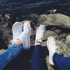 Converse Photography, High Top Converse Outfits, Converse Style Women, White Converse Outfits, Couple Sneakers, Diy Clothes And Shoes, Converse White, Stylish Photo Pose, Instagram Ideas Photography