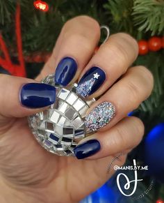 December Nails Blue And Silver, Navy Christmas Nail Designs, Navy Blue Xmas Nails, Blue Christmas Nails 2023, Navy Xmas Nails, Navy Blue Christmas Nails Winter, Blue Festive Nails, Blue And Red Christmas Nails, Blue Christmas Gel Nails