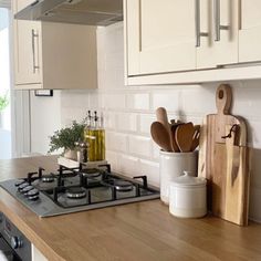 the kitchen counter is clean and ready for us to use