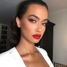 Red Lip Eye Makeup, Red Lipstick Looks, Red Lips Makeup Look, Red Lipstick Makeup, Makeup Tip, Wear Red Lipstick, Bronze Makeup, Red Lip Makeup