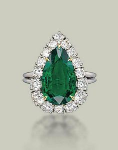 Harry Winston Jewelry, Emerald Engagement Ring Green, Rings Green, Rose Gold Pendant Necklace, Natural Emerald Rings, Gemstone Wedding Rings, Ruby Rings, Emerald And Diamond Ring, Traditional Bride