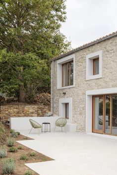 Jesús Vassallo, Adrià Goula · Grey House · Divisare Renovation Facade, Grey House, House Facade, Grey Houses, Facade House, Contemporary Architecture, Dream Home Design