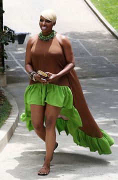 NeNe Leakes' Brown & Green Dress -- Yes or No??? Wedding Lace Styles, Ankara Gowns For Wedding, Female Senator Styles, Ankara Lace Styles, Nene Leakes Style, Lace Styles For Ladies, Short Ankara Gowns Style, Celebrity Baby Showers, Nene Leakes