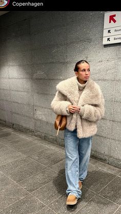 Zara Fur Coat Outfit, Zara Fur Coat, Winter Outfits Zara, Beige Coat Outfit, Fur Coat Outfits, Faux Fur Coats Outfit, Fur Jacket Outfit, Fur Coat Outfit, Collage Outfits