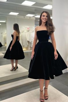 Stylish Black Strapless Sleeveless Tea Length Prom Dress Available Online Tea Length Evening Gown, Black Dress For Graduation, Black Velvet Dress Outfit, Black Tea Length Dress, Velvet Homecoming Dress, Tea Length Prom Dress, Black Prom Dress Short, Looks Kate Middleton, Velvet Evening Dress