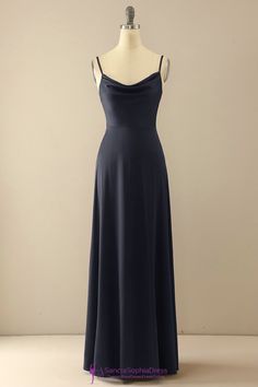 Navy Wedding Guest Dresses, Long Navy Blue Bridesmaid Dresses, Simple Spaghetti, Dark Navy Bridesmaid Dresses, Prom Dress Inspo, Mode Emo, Navy Blue Bridesmaid Dresses, Chique Outfits, Simple Prom Dress