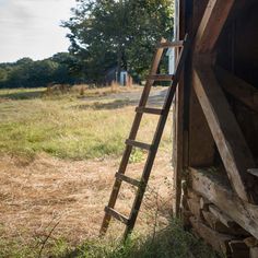 Wooden Loft Display Ladder Display Quilts, Display Ladder, Wooden Loft, Do It Yourself Decoration, Quilt Ladder, Vintage Ladder, Park Hill, Wooden Ladder, Cottage Interiors