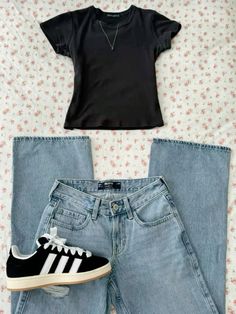 Cute Campus Outfits, Cute Summer Outfits 2024, Basic Outfits For School Summer, Stolkhome Outfits, Short Sleeve Outfits, Looks Adidas, Campus Outfit, Angelina Ballerina