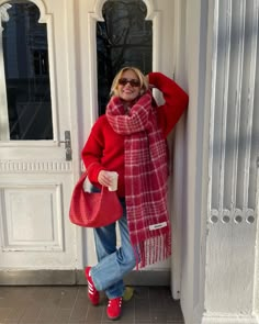 Amsterdam Women Style, Crimson Red Outfits, Raspberry Clothes, Outfit Ideas Hiver, Netherlands Outfits, Red Winter Outfits, Winter London Outfits, Euro Winter, Red Sweater Outfit