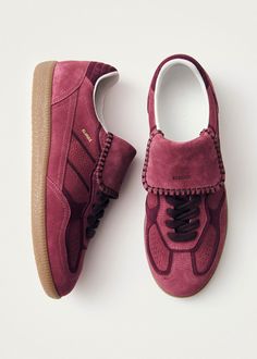 Zapatillas de ante color frambuesa con lengüeta larga
De los creadores del modelo TB.490 llega el TB.490 CLUB, que presenta una lengüeta larga que se dobla sobre la parte delantera del zapato, recordando a los clásicos zapatos de fútbol. Estas zapatillas están confeccionadas en ante color frambuesa con detalles en contraste color burdeos. Diseñadas en una silueta de corte bajo sobre suelas de goma, incluyen características clásicas como costuras visibles y el logo repujado en la lengüeta y los laterales. Mein Style, Samoa, Shoe Game, Laos, Cute Shoes, Ghana, Leather Sneakers, Kenya, Panama