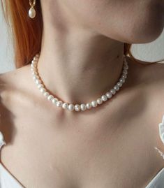 Handmade real pearl necklace, 42 cm in length. You can use it in different lengths thanks to the extension chain. Elegant, minimal and striking, this necklace will make your style different or be a unique gift for your loved ones. When the real pearl necklace met with gold-plated materials, a very elegant necklace emerged. Pearl Necklace Real, Choker Pearl Necklace, Fluorite Earrings, Pearl Necklace Freshwater, Choker Pearl, Pearl Necklace Choker, Real Pearl Earrings, Natural Pearl Necklace, Red Coral Necklace