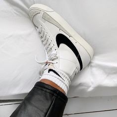 Nike Blazers Outfit, White Fashion Sneakers, Jeezy, Sneakers Mode, Hype Shoes, Shoe Inspo, Shoe Inspiration