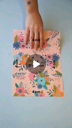 Ateliêdoceriapormm on Instagram: "Olha que ideia linda para colocar docinhos, brownies e bem-casados.  Tem as medidas no começo do vídeo." Nathaniel Rateliff, Paper Folding Crafts, Wrapping Paper Crafts, Cardboard Box Crafts, Creative Gift Wraps, Gift Wrapping Inspiration, Easy Paper Crafts Diy